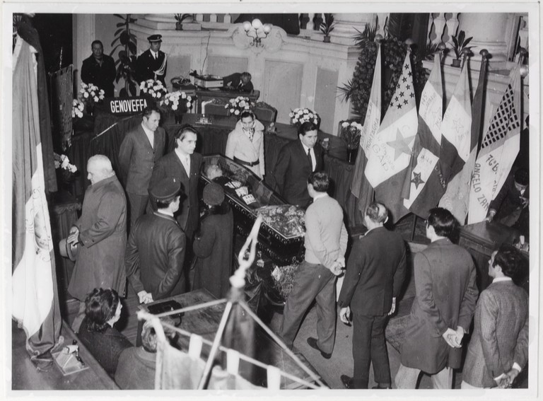 Gattatico-Reggio Emilia, 27-30 marzo 1970, Funerali di Alcide Cervi, camera ardente di Alcide nella Sala del Tricolore di Reggio Emilia, picchetto d'onore